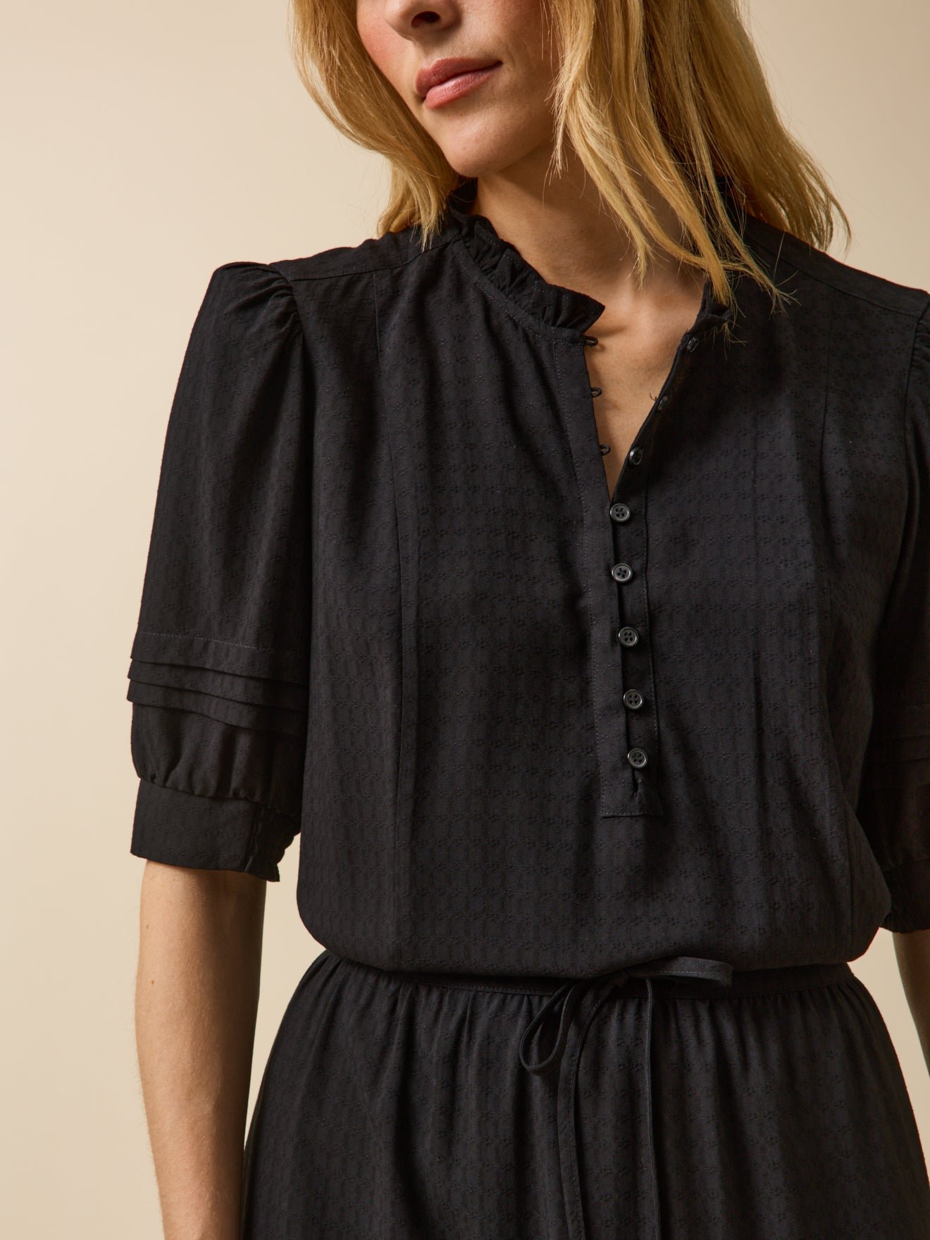 Women's long plain dobby viscose dress with ruffled neckline - Image 3