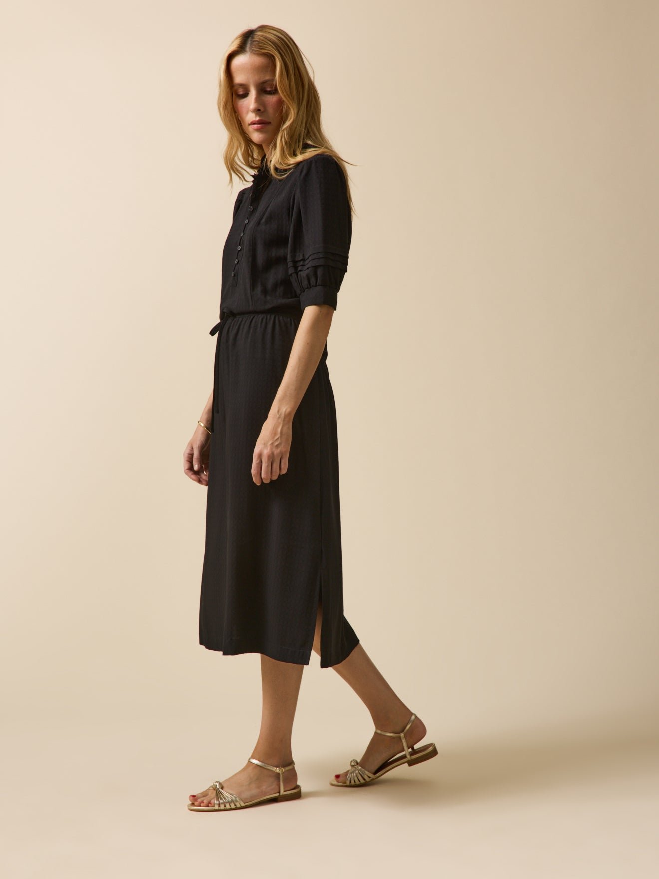 Women's long plain dobby viscose dress with ruffled neckline - Image 4