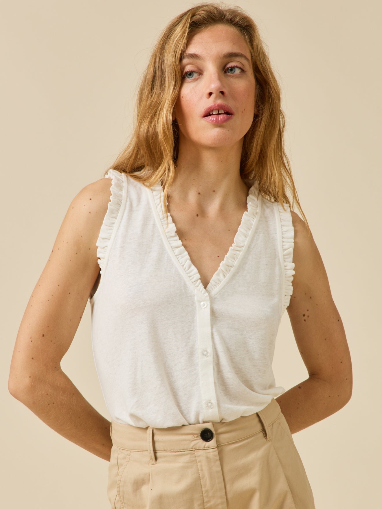 Women's sleeveless linen and viscose top with button front